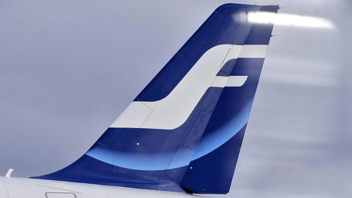 Finnairin siipi kuvattuna ikkunan läpi.