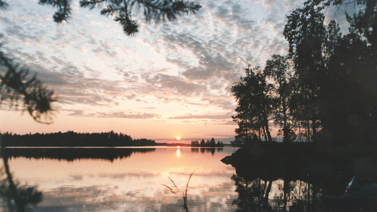 Auringonlasku järvellä