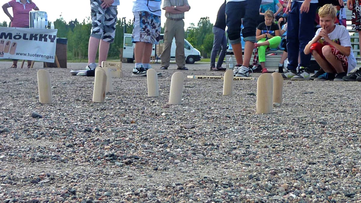 Kuudesluokkalaiset heittävät mölkkyä