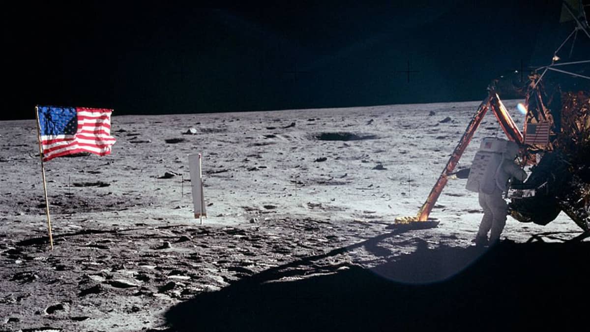 USA:n lippu ja Armstrong Kuun pinnalla.