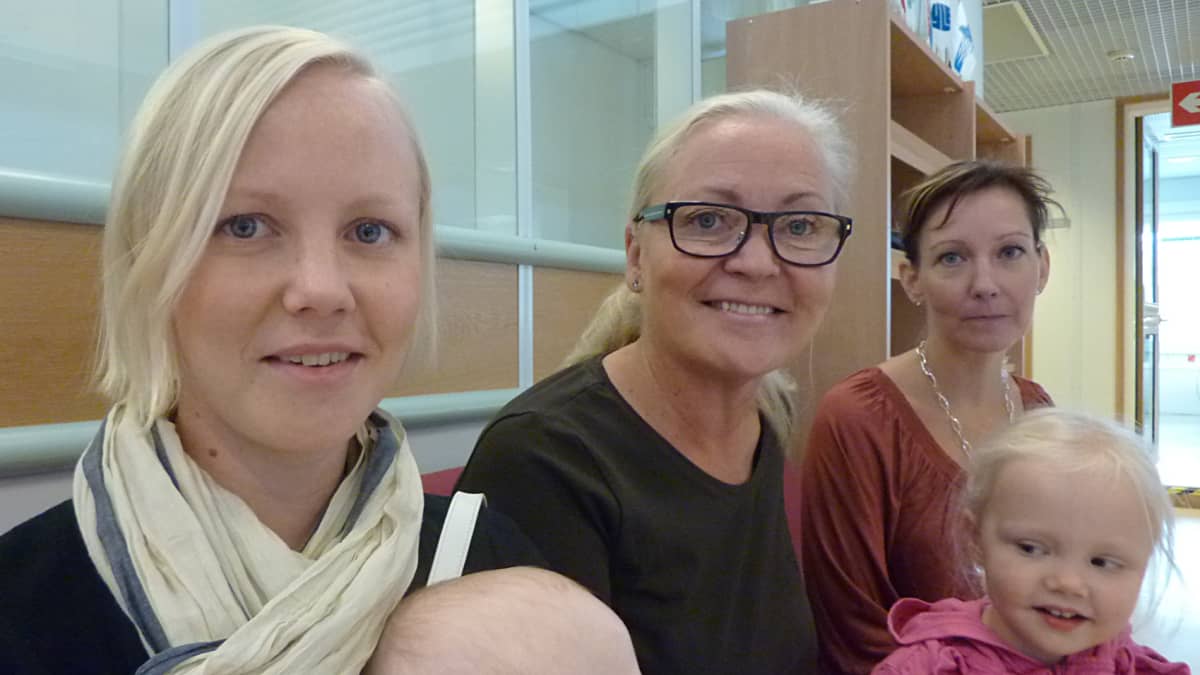 Äitiraatilaisia. 