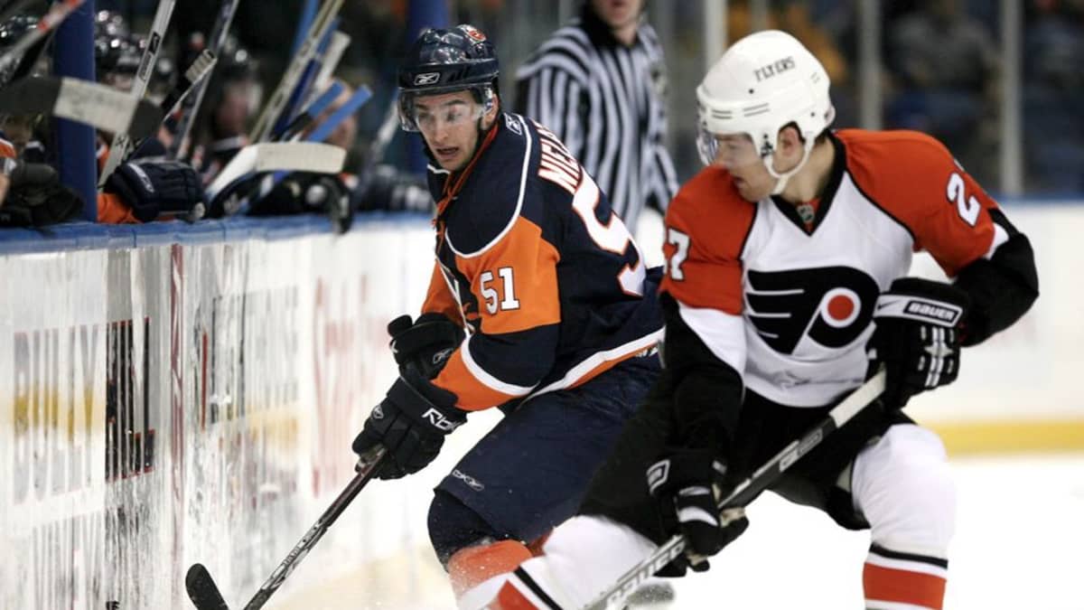 New York Islandersin Frans Nielsen taistelee kiekosta Philadelphia Flyersin Steve Downieta vastaan.