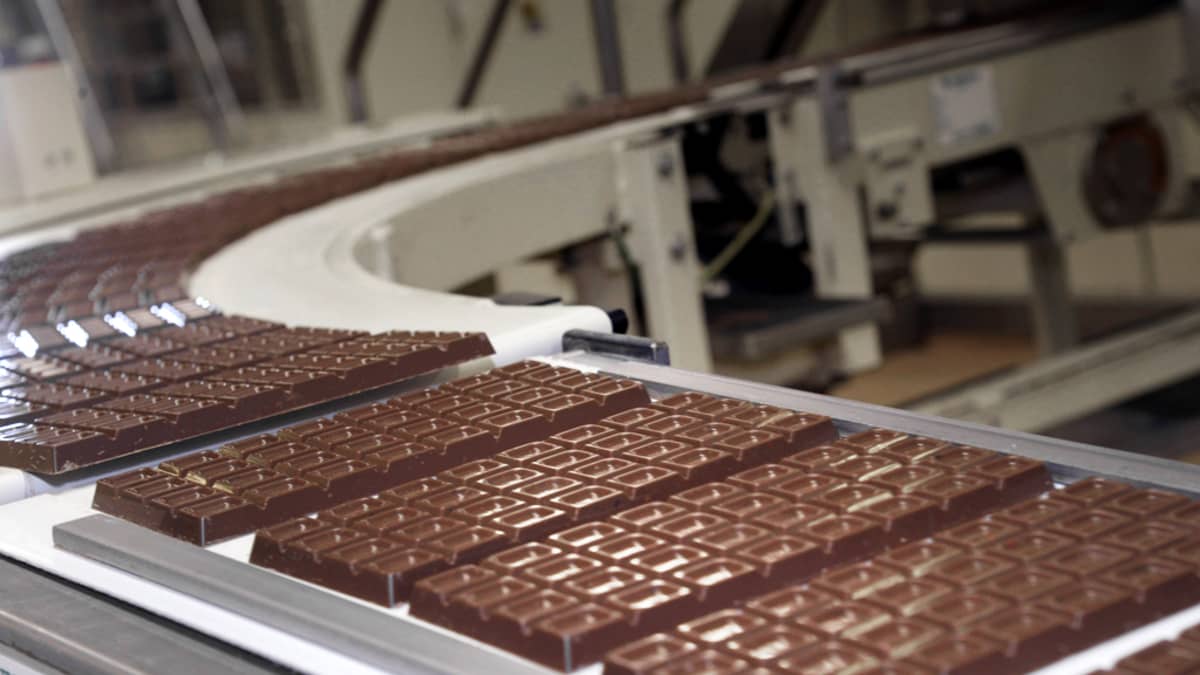 Fazerin Sininen -suklaan valmistusta Fazerin tehtaalla Vantaalla.