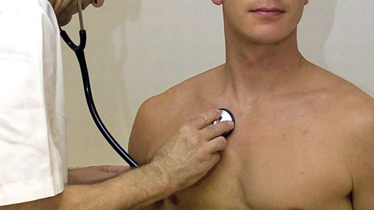 Lääkäri kuuntelee potilaan rintaa stetoskoopilla.