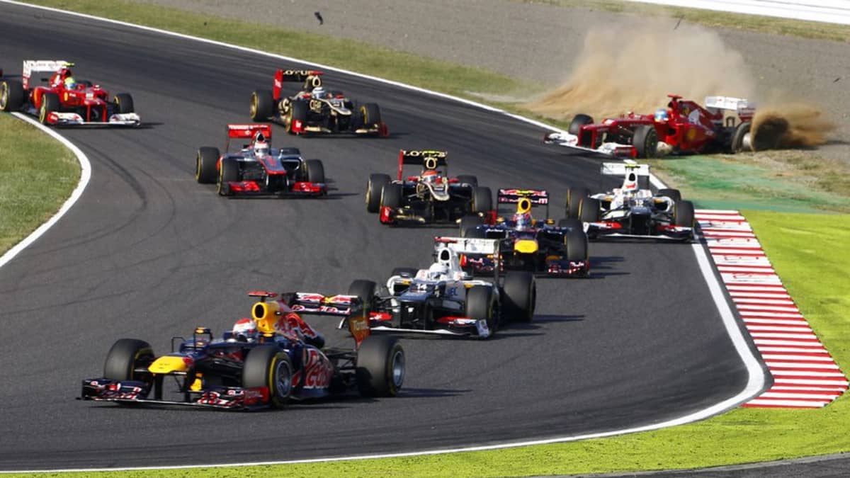 Fernando Alonso osuu Kimi Räikköseen ja ajautuu ulos radalta.