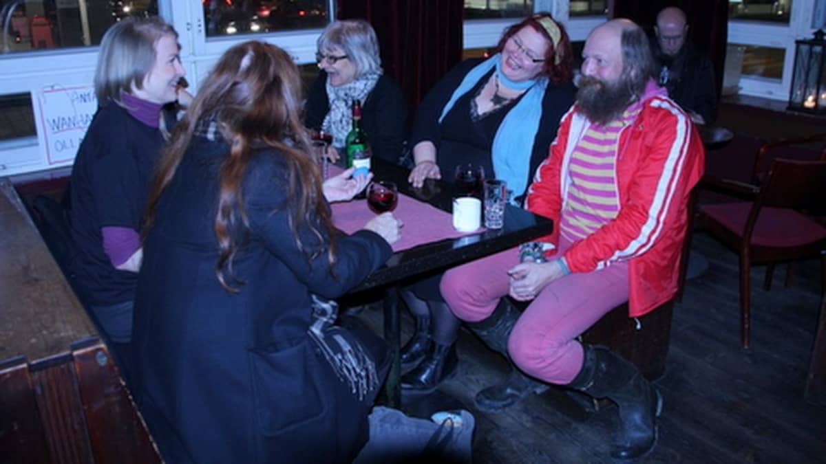 Ihmisiä pöydän ääressä ravintola Wanhassa Jokelassa. 