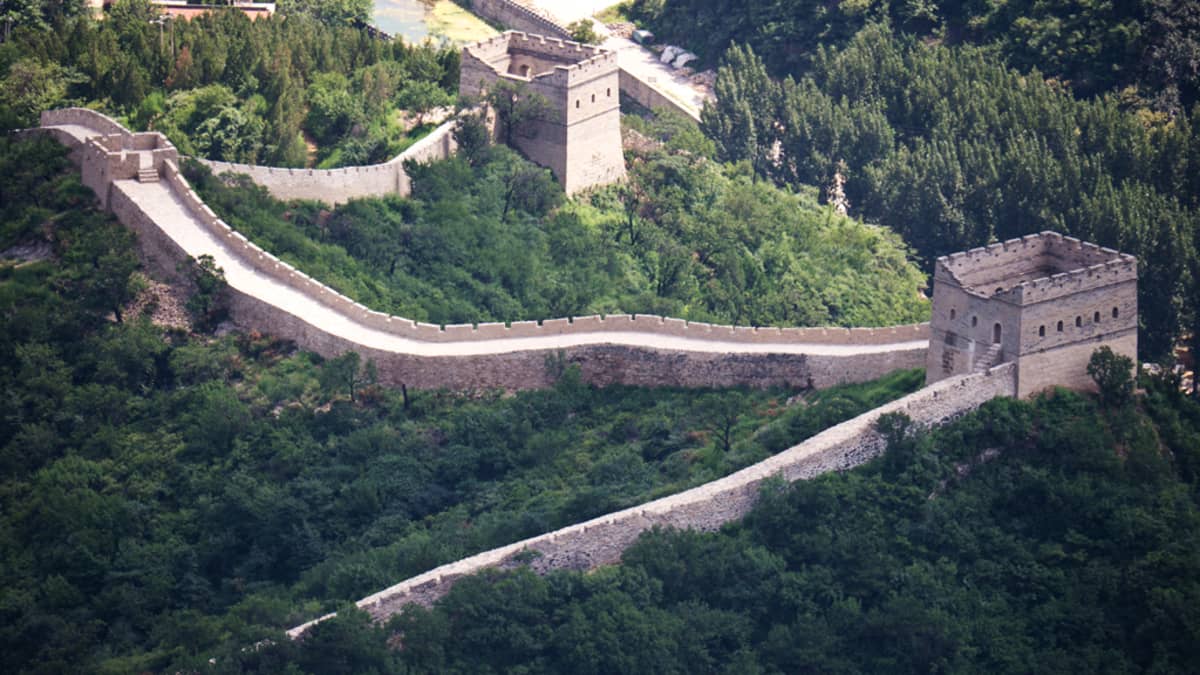 Vastikään peruskorjattu Kiinan muurin osa Qinglongin rotkon alueella noin 60 km:n päässä Pekingistä. YK:n tiede- ja kulttuurineuvosto Unesco nimesi Kiinan muurin maailmanperintökohteeksi vuonna 1987. 