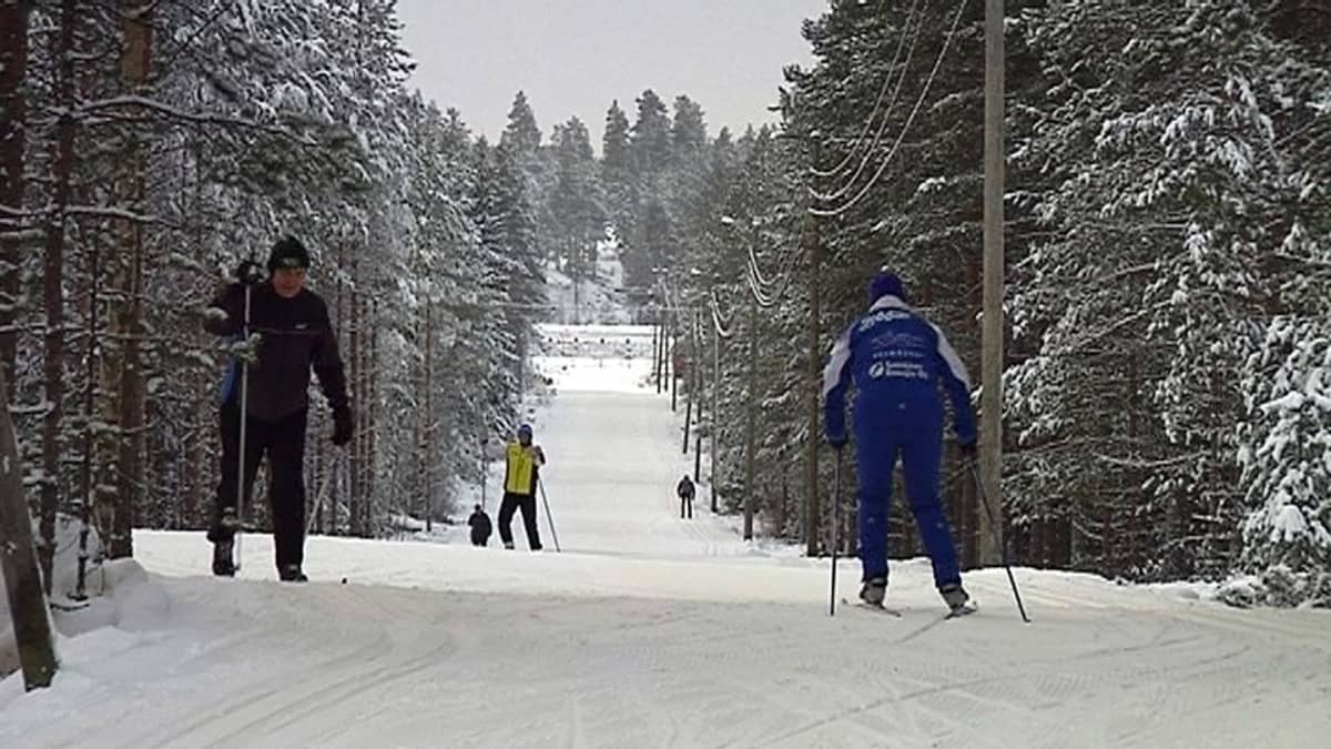 Hiihtäjiä ladulla.