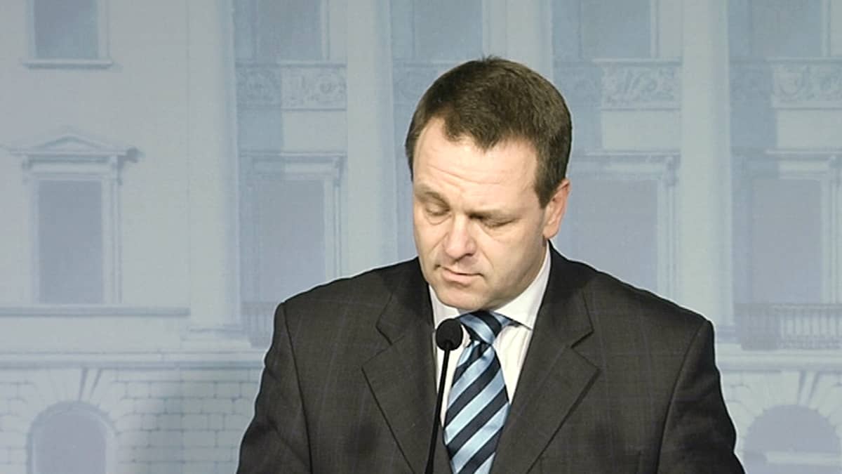 The Minister of Economic Affairs Jan Vapaavuori at a press conference on the STX ship order. 