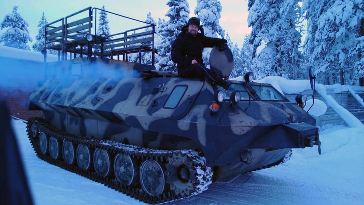 Panssarivaunu ja yrittäjä Juha-Pekka Mikkola.