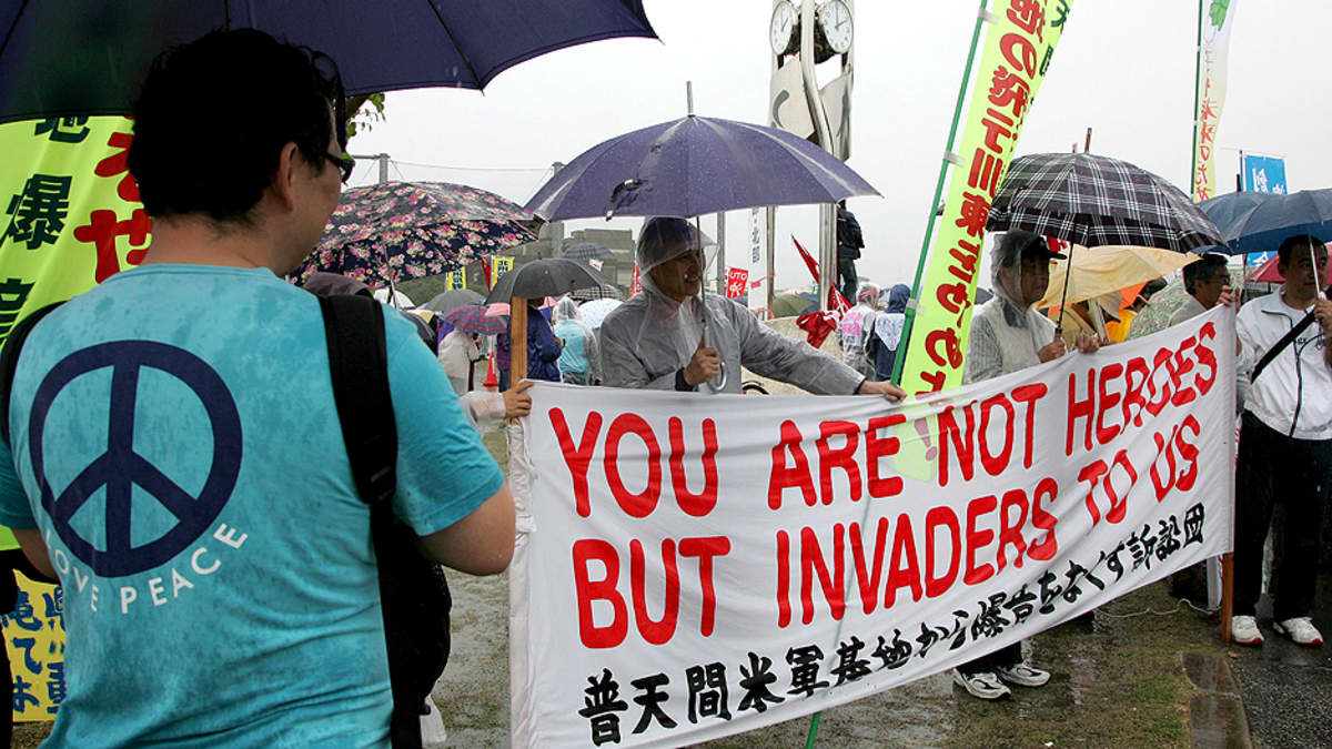 Okinawan asukkaat osoittavat mieltään saarelle sijoitettuja yhdysvaltalaisjoukkoja vastaan.