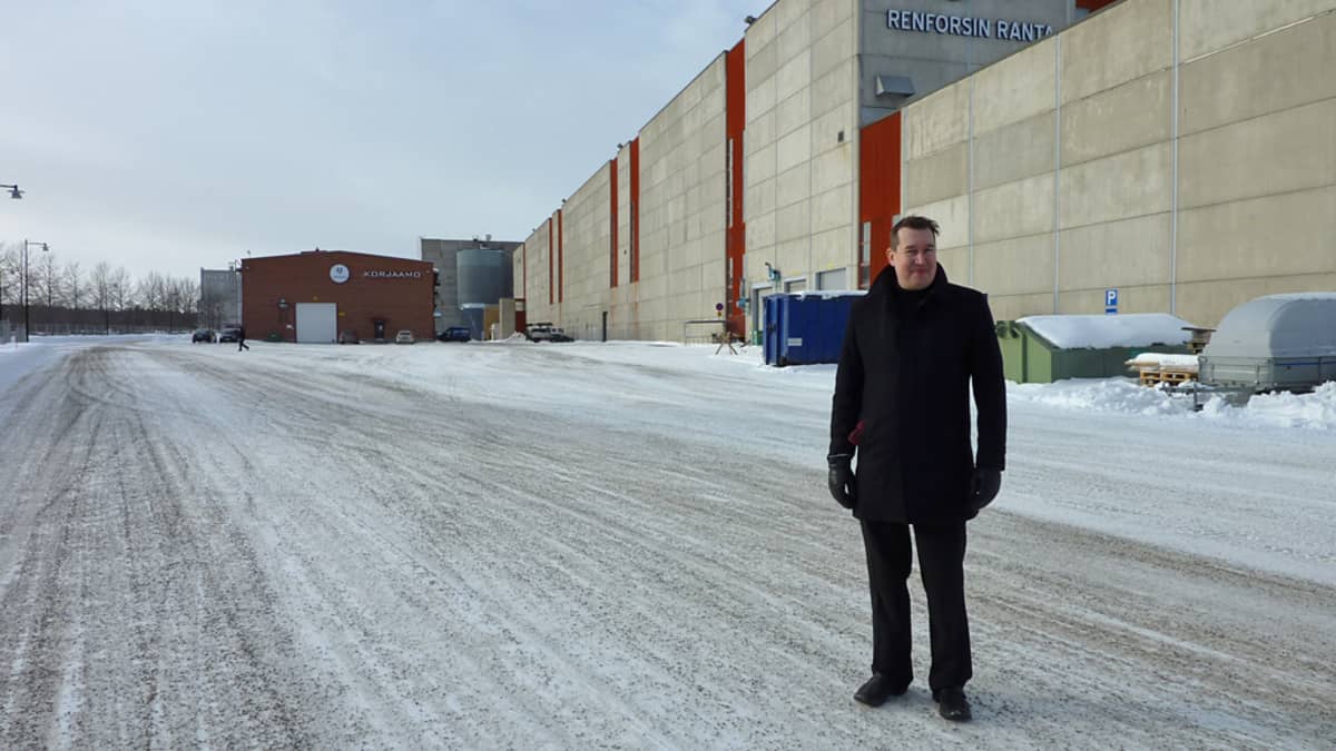Valtavalon toimitusjohtaja Markku Laatikainen seisoo tehdashallien edessä.