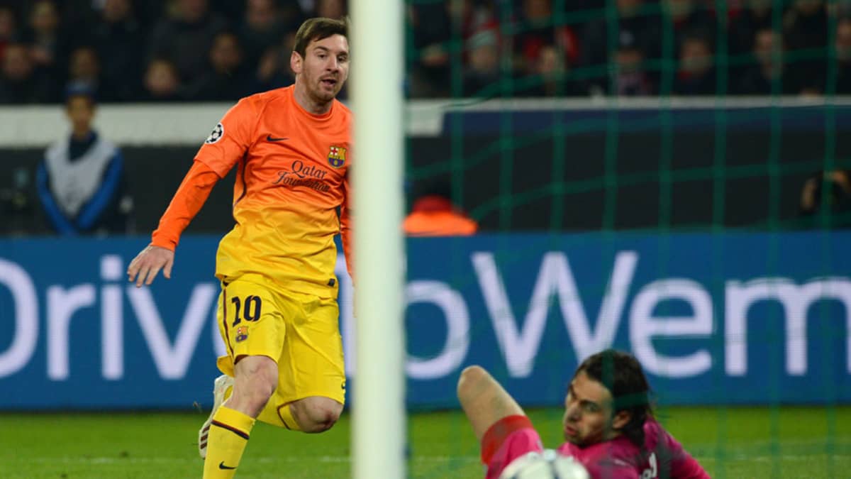 Barcelonan Lionel Messi laukoo 1-0-maalin ohi PSG-vahti Salvatore Sirigun.