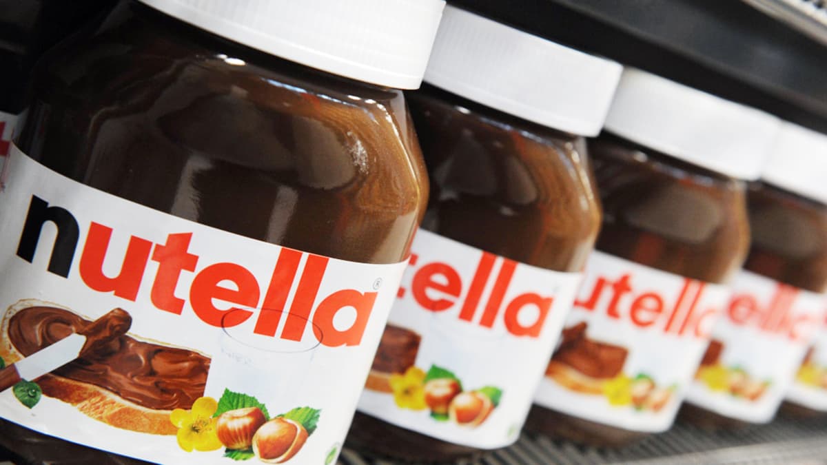 Nutella-purkkeja kaupan hyllyssä.