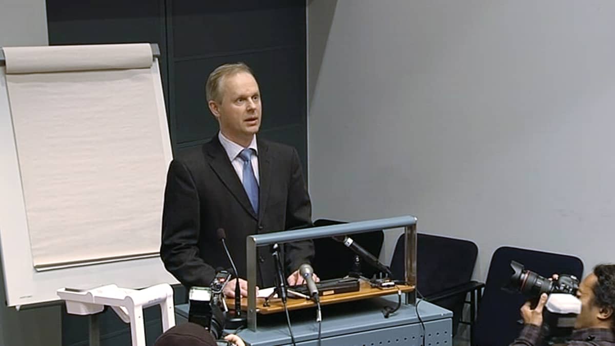 KRP:n apulaispäällikkö Tero Kurenmaa puhumassa lehdistötilaisuudessa.