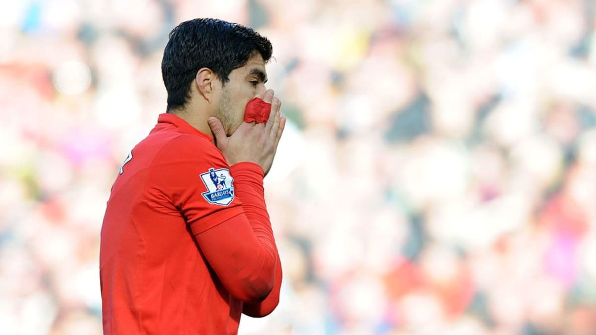 Liverpoolin Luis Suárez reagoi tilanteeseen.