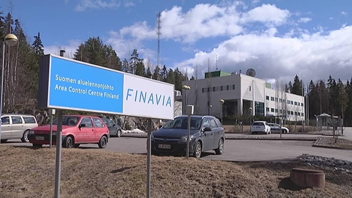 Suomen aluelennonjohdon kyltti ja talo Tampereella.