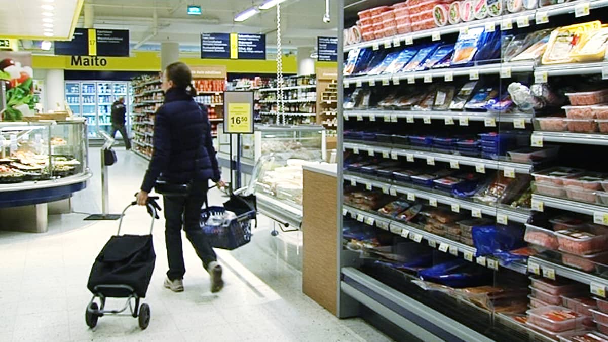 Nainen ruokakaupassa.