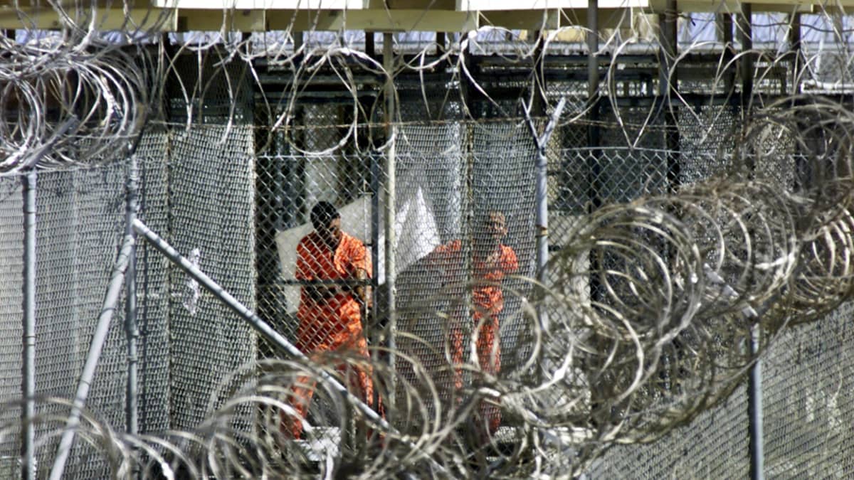 Vankeja Guantanamossa tammikuussa 2002.
