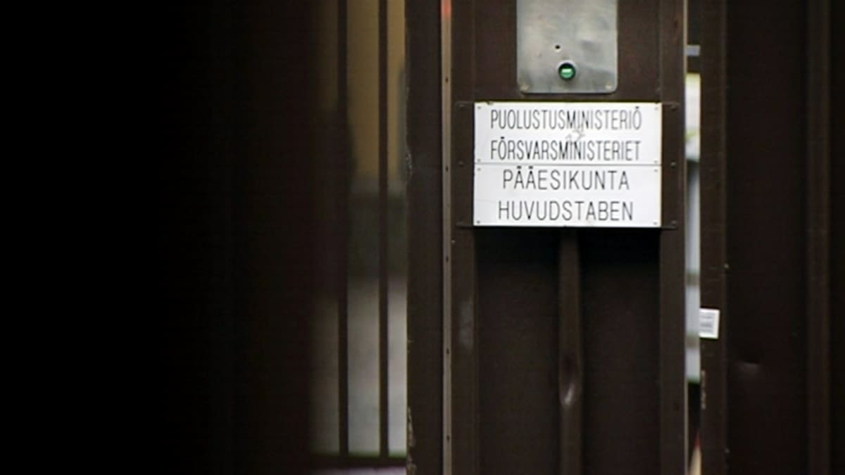 Puolustusministeriön portti Helsingissä.