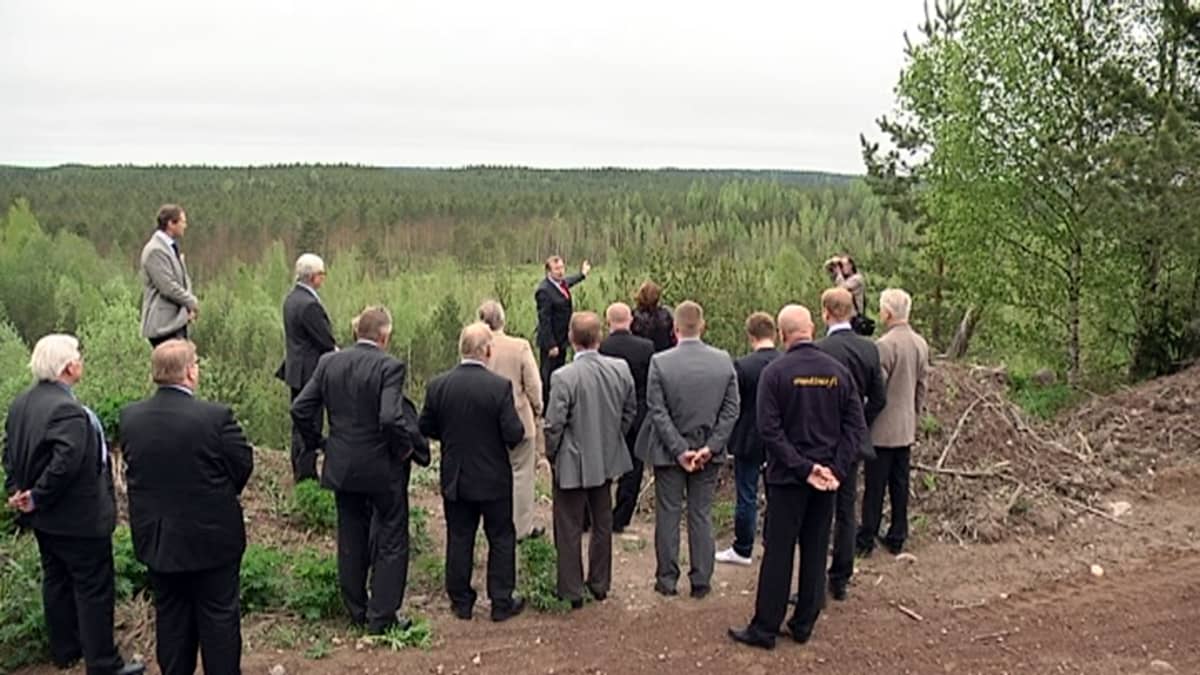 Ihmisiä seisoo hiekkamontulla Iitin Tillolassa