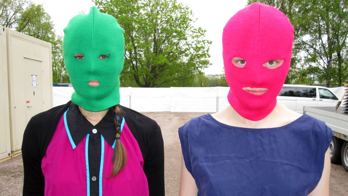 kaksi naamioitunutta naista