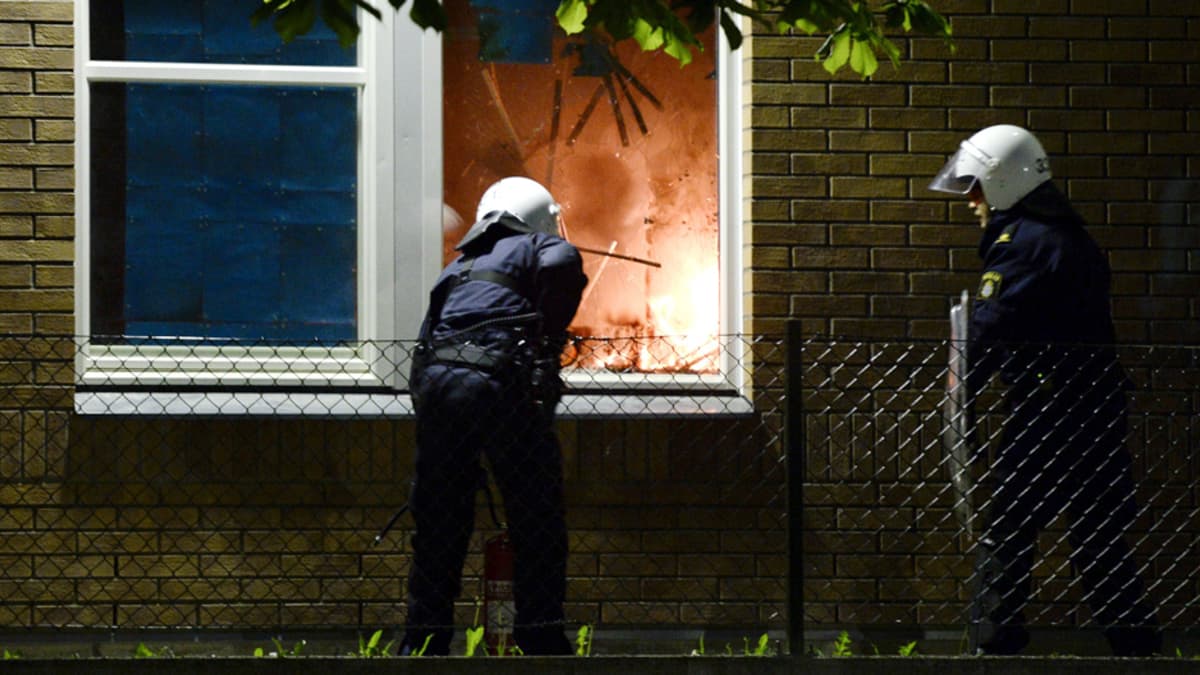 Poliisit sammuttivat tulipaloa luokkahuoneessaTenstan kaupunginosassa Tukholmassa.