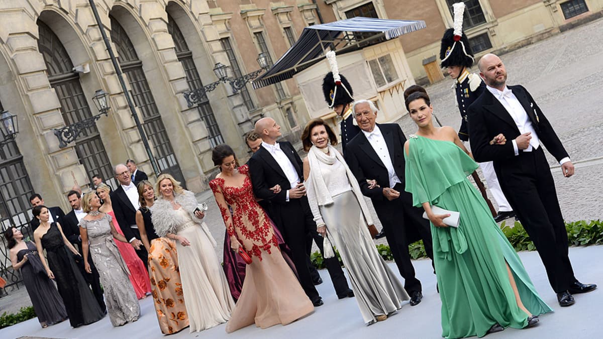 Häävieraita saapumassa Tukholman kuninkaanlinnan kirkkoon prinsessa Madeleinen ja Chris O'Neillin hääseremoniaan.