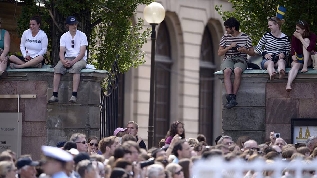Ihmiset odottavat prinsessa Madeleinen ja Chris O'Neillin häiden alkua Tukholman kuninkaanlinnan ulkopuolella.