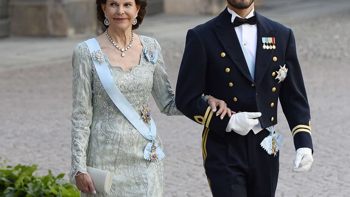 Kuningatar Silvia ja prinssi Carl Philip saapumassa kuninkaanlinnan kirkkoon.