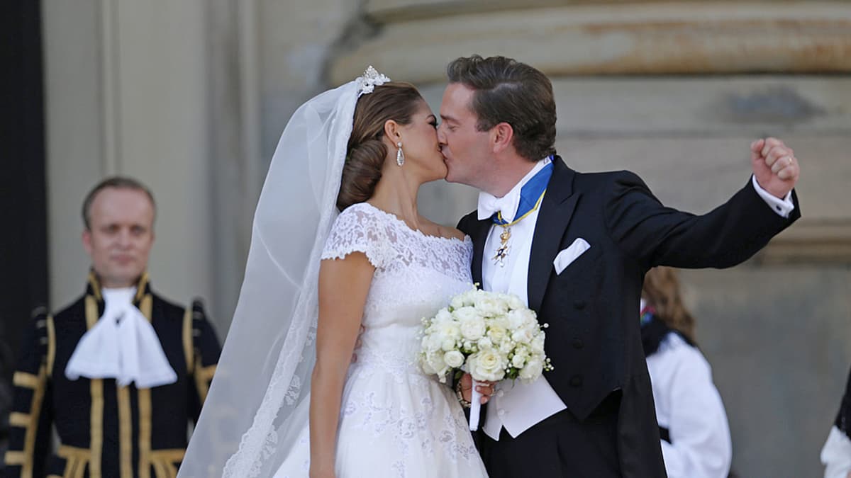 Prinsessa Madeleine ja Chris O'Neill suutelivat kuninkaanlinnan kirkon ulkopuolella vihkimisen jälkeen.