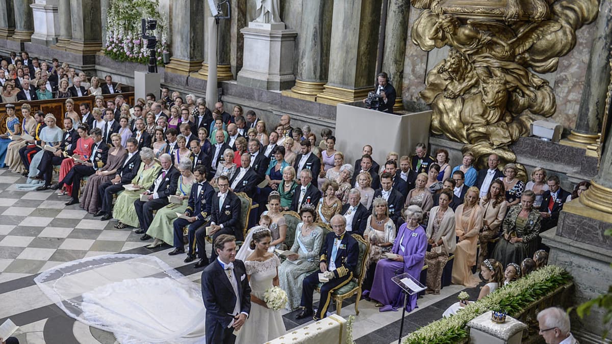 Prinsessa Madeleine ja Chris O'Neill vihkiseremonian aikana kuninkaanlinnan kirkossa.
