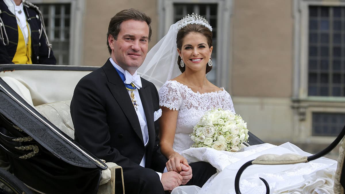 Prinsessa Madeleine ja Chris O'Neill ajavat hevosvaunuilla Tukholman läpi vihkiseremonian jälkeen.