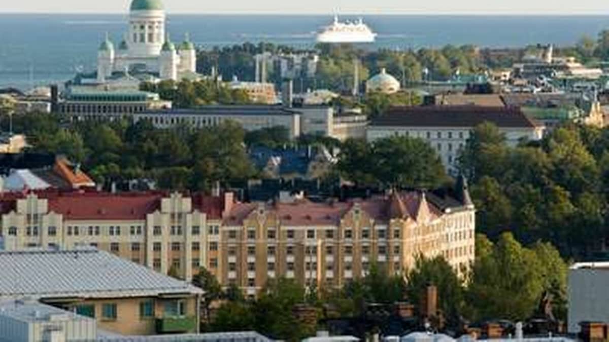 Maisemakuvassa Tuomiokirkko, meri ja keskustan rakennuksia.
