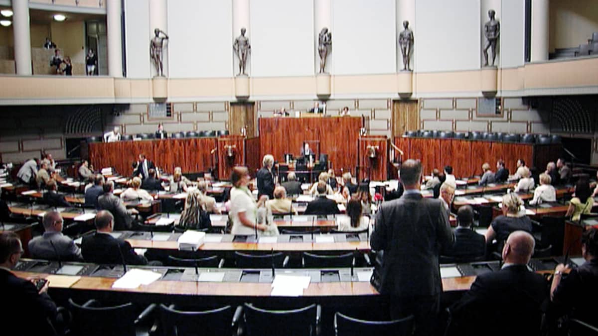 Kansanedustajia eduskunnan istuntosalissa.