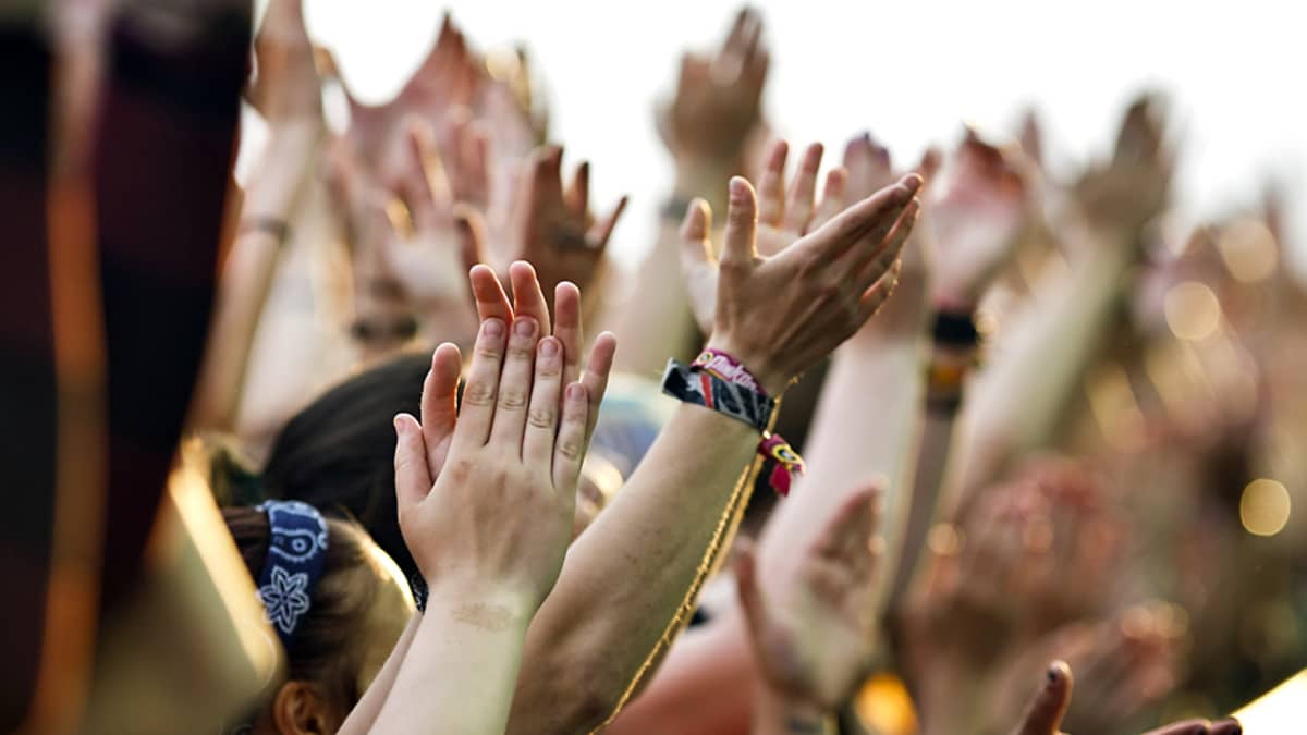 Yleisö seurasi kun Green Day esiintyi Rock The Beach tapahtumassa Helsingin Hietaniemessä 26. kesäkuuta.