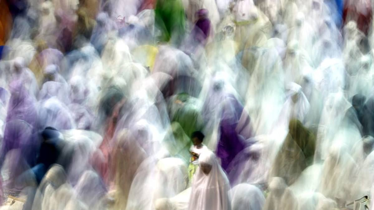 Indonesian muslimit rukoilevat  Istiqlalin moskeijassa Ramadan-juhlan ensimmäisenä iltana 9. heinäkuuta.