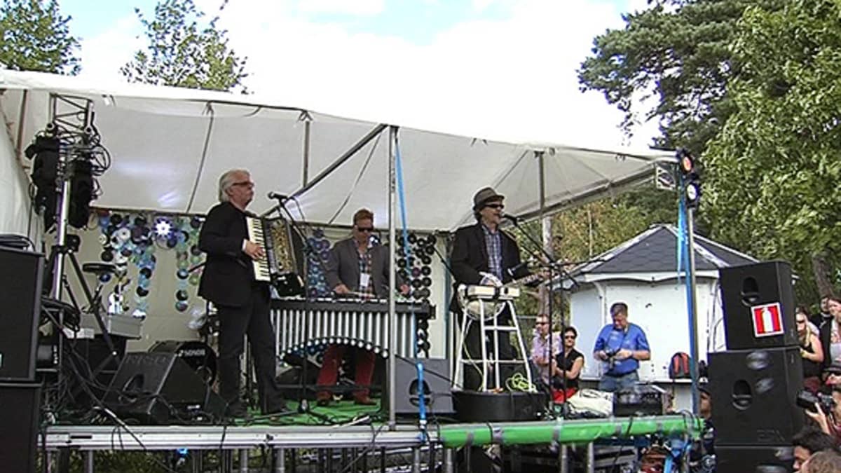 M.A. Numminen ja Pedro Hietanen esiintymässä Ilmiö-festivaaleilla.