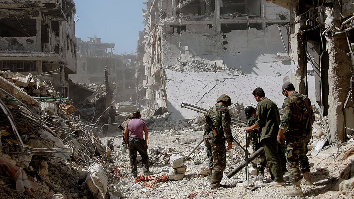 Syyrian armeijan sotilaita partiossa Homsin esikaupungissa.