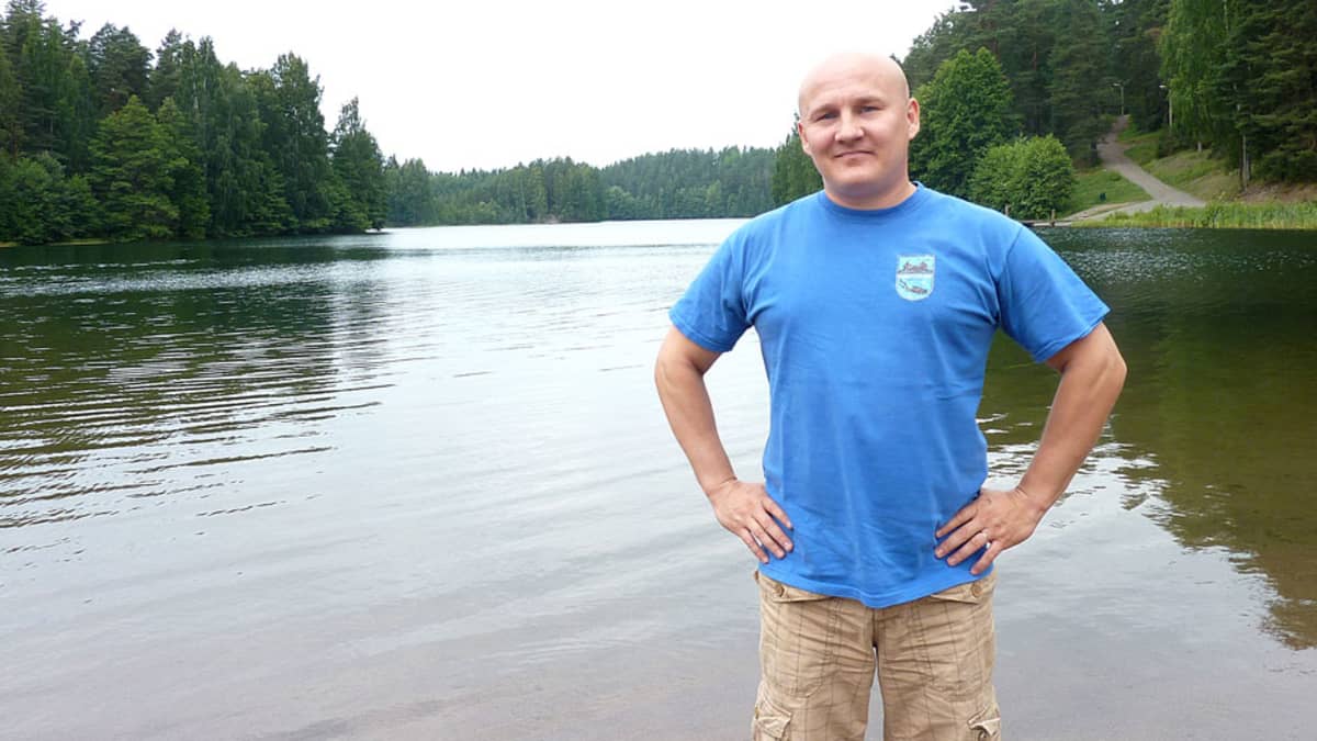 Sukeltaja Timo Ovaskainen hämeenlinnalaisella Ahvenistonjärvellä.