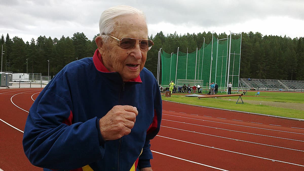 Yli 90-vuotias Ilmari Koppinen osallistuu edelleen pikamatkojen veteraanikilpailuihin. Ilmari lämmittelee Kaanissa Vimpelin laaksossa veteraanien SM-kisoja varten.