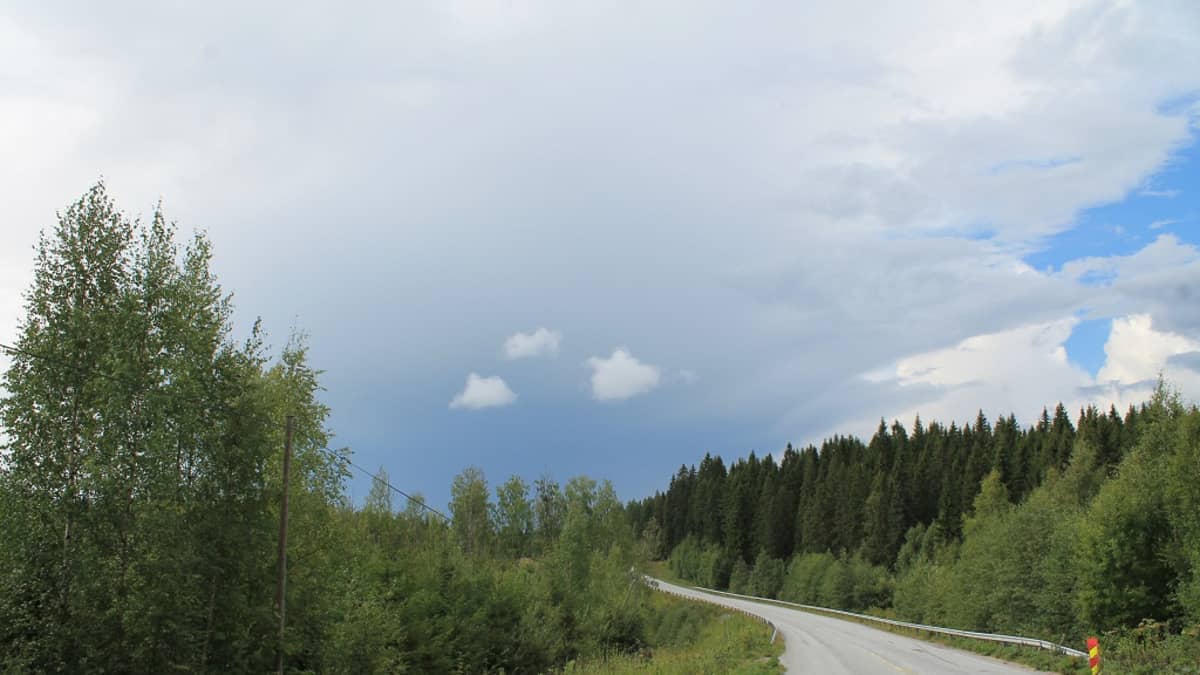 Tummia pilviä taivaalla.