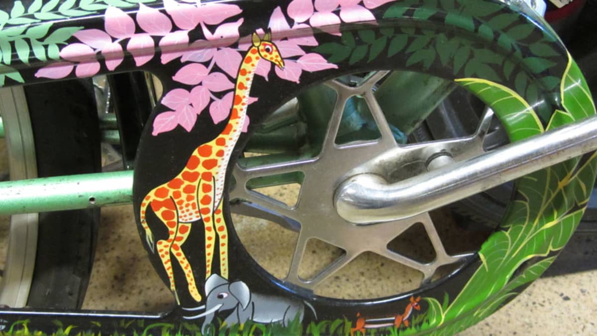Afrikkalaisella Tinga Tinga tyylillä on maalattu kirahvi ja norsu polkupyörän kettinginsuojaan