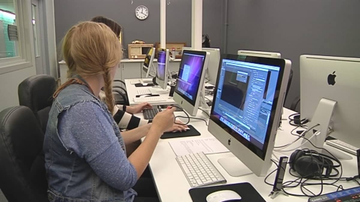 Nuoret naiset tekevät töitä tietokoneella.