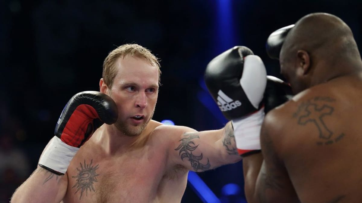 Nyrkkeilijä Robert Helenius ottelutilanteessa.