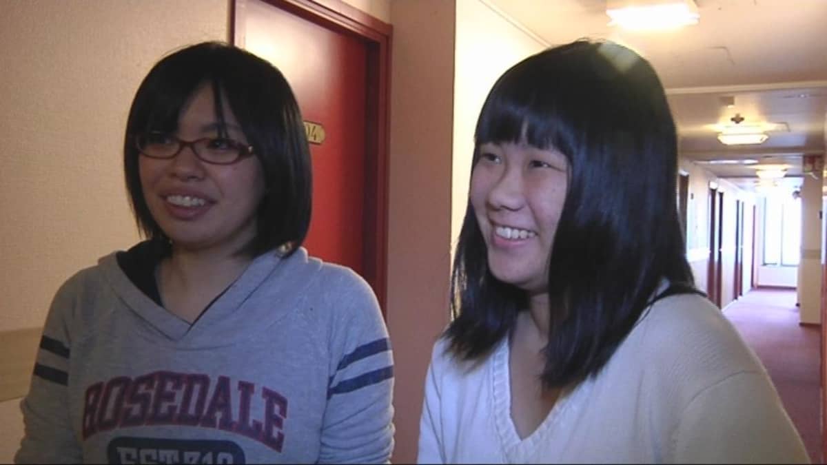 Japanilaiset Aya Iguchi ja Sari Nakatomi opiskelevat Joensuun yliopistokampuksella kasvatustiedettä.