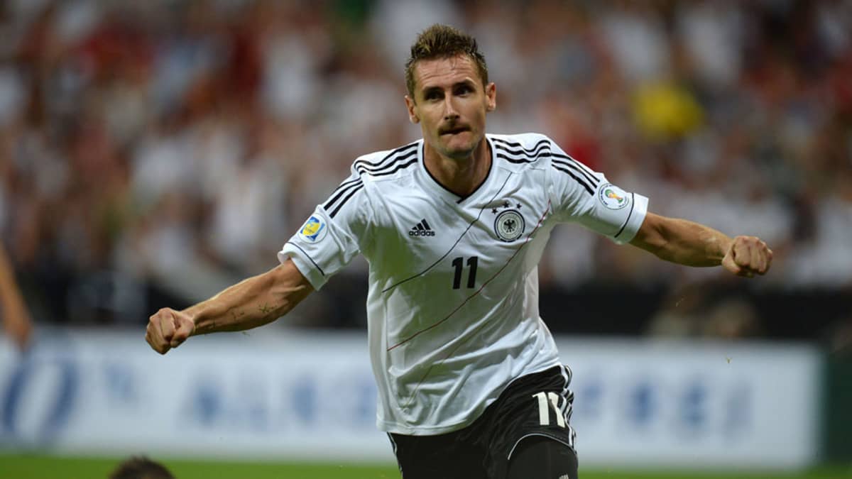 Miroslav Klose tuulettaa avausmaalia Itävaltaa vastaan.