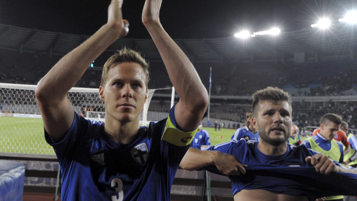 Niklas Moisander ja Perparim Hetemaj kiittävät Suomen kannattajia.