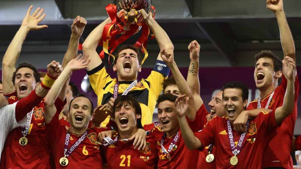 Espanjan pelaajat juhlivat Euroopan mestaruutta.