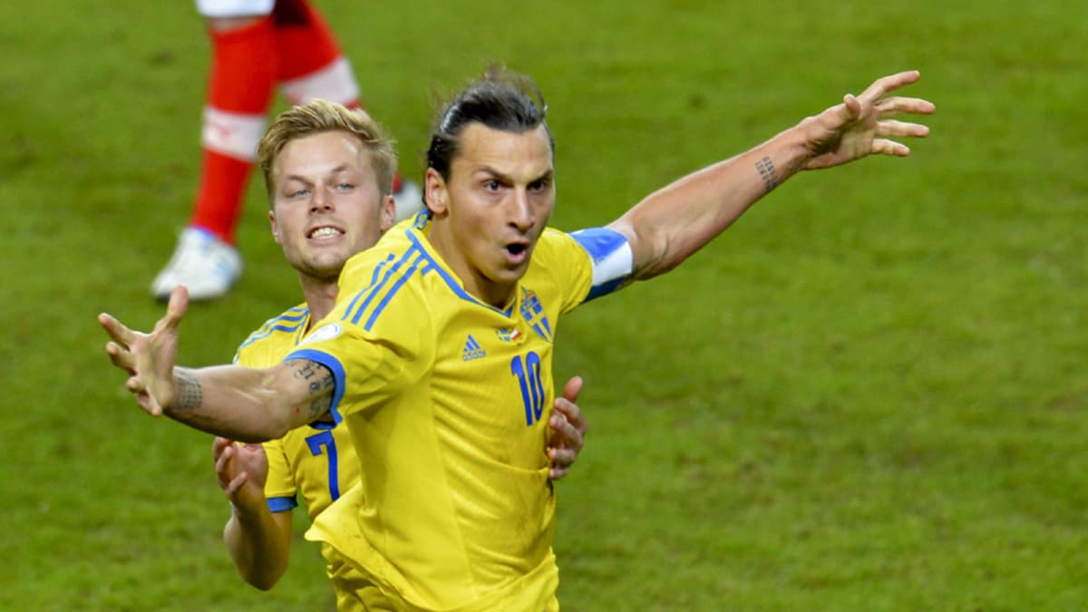 Ruotsin Zlatan Ibrahimovic tuulettaa maaliaan. Mukana menossa Sebastian Larsson.